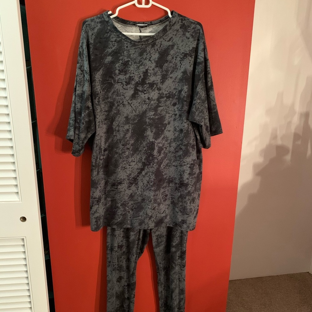 Fashion nova leggings and oversized tee